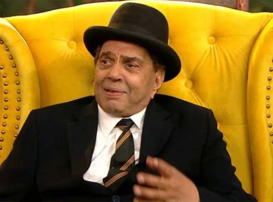 The end of an era: Actor Dharmendra is no more! A wave of mourning sweeps the nation, as stars flock to the crematorium to bid him a final farewell.