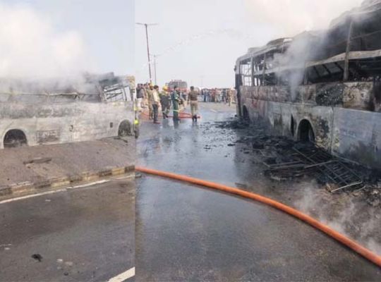  A heartbreaking accident on the highway! A high-speed bus suddenly burst into flames, causing passengers to scream.