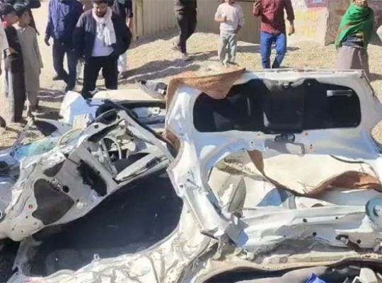 A family headed for a funeral was wiped out in an instant! Seven people died when a dumper overturned on a car, and an explosion-like sound shook the area.