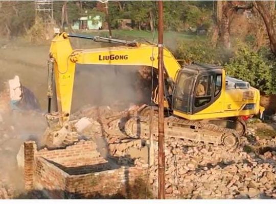 Uttarakhand: The Forest Department takes major action in Ramnagar Poohri! Following a drone survey, a bulldozer is used to remove identified encroachments.
