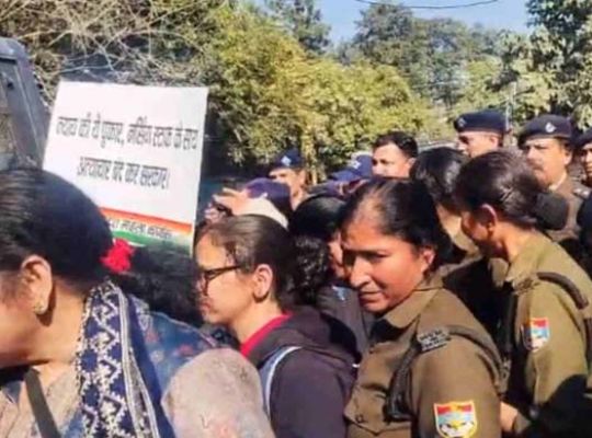 Uttarakhand: Women's Congress enraged by the slapping of a female nursing staff; strong protests in Dehradun