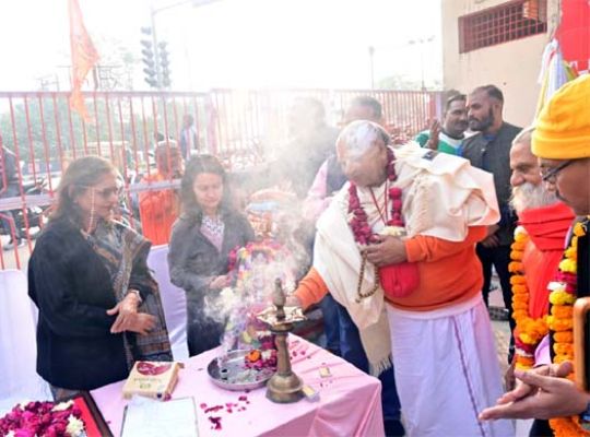 Ayodhya: Siyaram Charitable Trust comes to the aid of those in need, distributing blankets to provide relief from the cold.