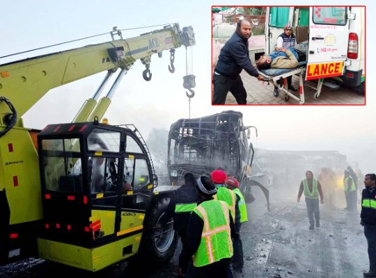 A carnage of death on the highway: Buses and cars collide in dense fog on the expressway! Passengers trapped in burning vehicles, four dead and dozens injured.