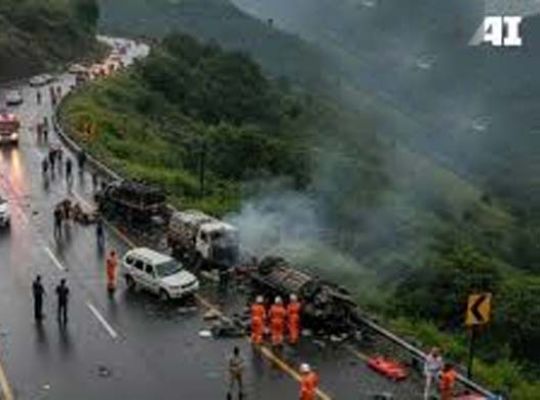 Major accident in Chamoli: Passenger vehicle lost control and fell into a ditch! Police launched a rescue operation, injuring 7 people.