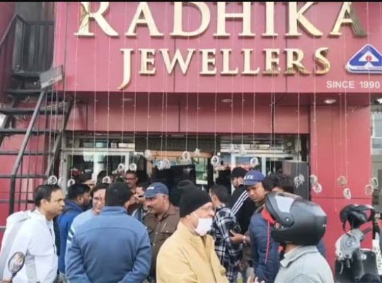  Shocking incident: Lakhs worth of goods stolen from a jewelry shop at Mukhani Square in Haldwani! Thieves broke into a rented shop by breaking through the wall.