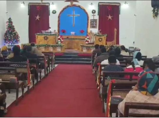 Nainital: Devotees thronged the historic Methodist and Franciscan churches! Special prayers were offered for Christmas, praying for peace and prosperity for the nation and the world.