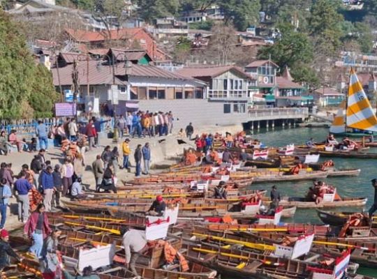 Uttarakhand: Ahead of 31st and New Year's Day, Nainital is flooded with tourists! Tourists are arriving from across the country, boosting the tourism business.