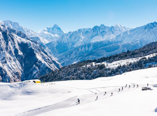 Uttarakhand: Weather deteriorates in hilly districts! Snow and rain expected, with avalanche risk in five districts.