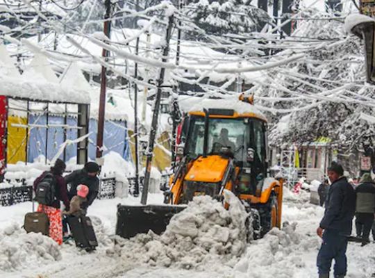 A double weather attack in Uttarakhand! Rain and snow in the mountains, fog and cold in the plains.