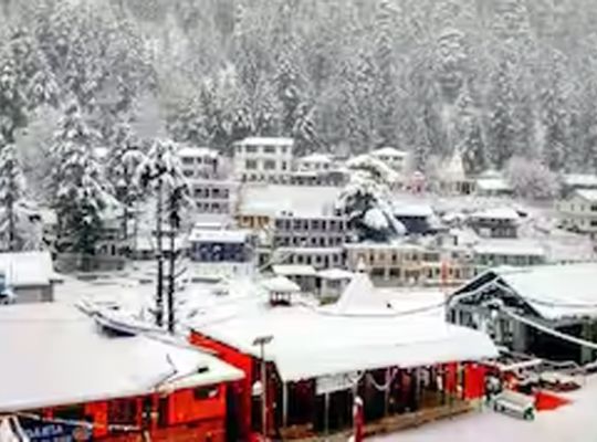 Uttarakhand: The weather has turned sour! Snowfall in the higher elevations and rain in the plains, with the administration on alert.