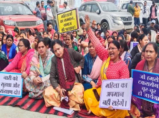 Uttarakhand: Major political controversy erupts in Udham Singh Nagar! Meena Sharma protests over a year-old viral audio incident, and an FIR is filed against former MLA Thukral.