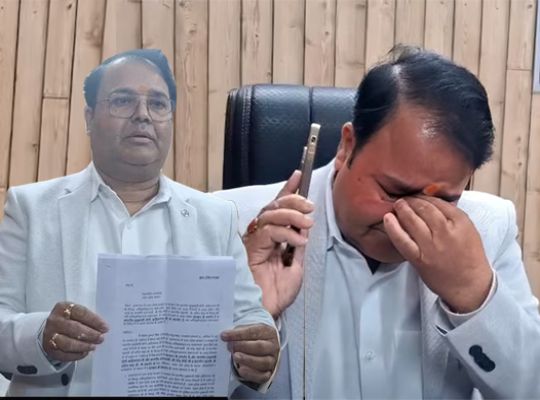 Big news: The UGC-Shankaracharya controversy has taken a political turn! The Deputy Commissioner of the State Tax Department has resigned in support of CM Yogi, submitting a two-page resignation to the Governor.