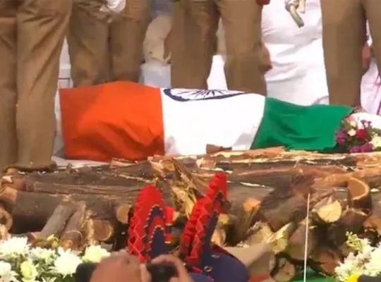Ajit Pawar's final farewell: Ajit Pawar is immersed in the five elements! An emotional scene of his sons lighting the funeral pyre, followed by state funeral in Baramati.