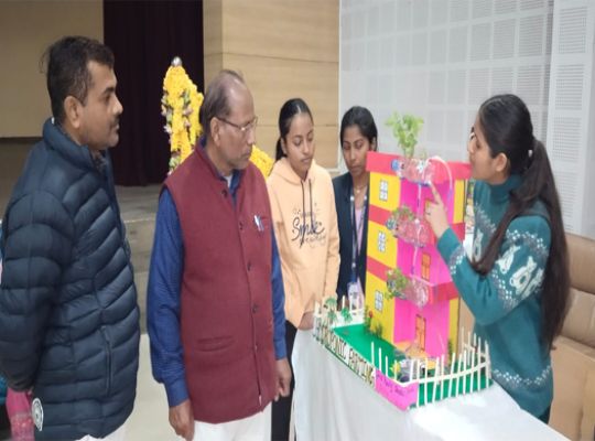 Ayodhya: Jhunjhunwala PG College held a science exhibition, showcasing students' talents.