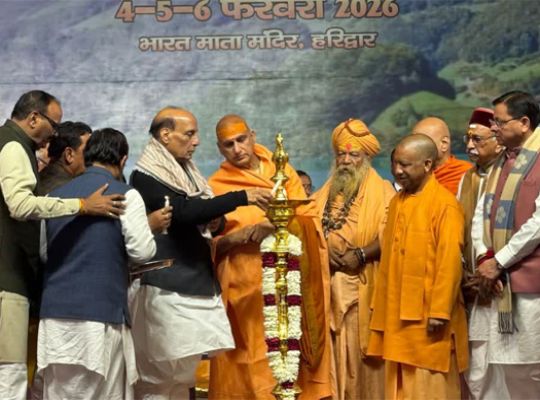 National dignitaries gathered in the holy city of Haridwar! A statue was installed at the samadhi of the late Swami Satyamitranand Giri, and Rajnath Singh and Chief Minister Yogi Adityanath attended the three-day ceremony.