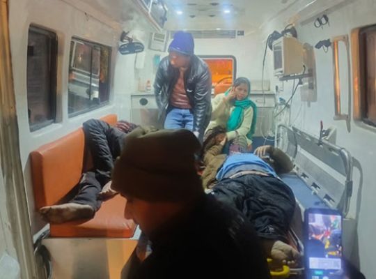 A tragic tragedy on the Yamuna Expressway: A container carrying a passenger who had gotten off to relieve himself was found dead! Six bodies were found piled up, causing panic in the area.