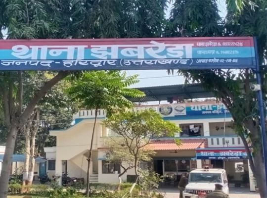  A shameful incident: Family members are enraged after alleged sexual assault on a minor, who surrounded the police station and demanded the teacher's arrest.