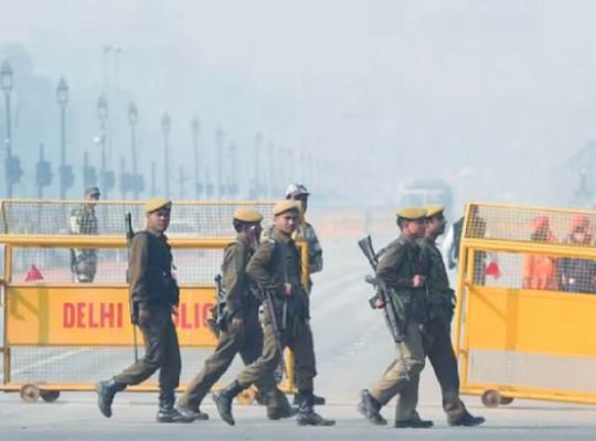 Panic grips the capital: Bomb threats to 9 schools! Delhi Police alerted early in the morning, students evacuated safely.