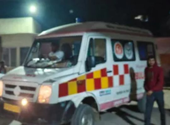 Horrific road accident: A deadly tragedy on the under-construction Ganga Expressway in Rae Bareli! Four young women returning from a feast die tragically, car driver absconding.