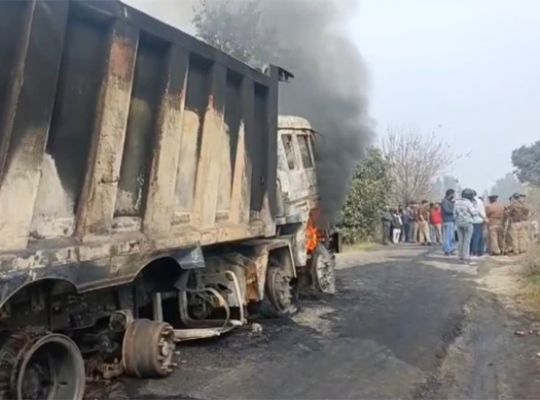 Uttarakhand: Chaos erupts in Kashipur after death! A milk trader was killed after being hit by a truck carrying mining material; angry villagers set the truck on fire.