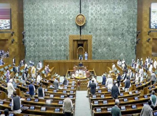 Uproar in the Lok Sabha: Opposition MPs storm the PM's seat! Kiren Rijiju releases inside video, making serious allegations about the behavior of female MPs.