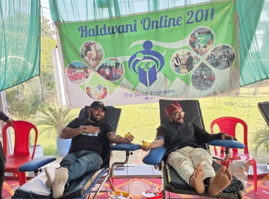 Haldwani Online 2011 organised a blood donation camp in collaboration with Devki Balkishan Blood Bank, a large number of people donated blood.
