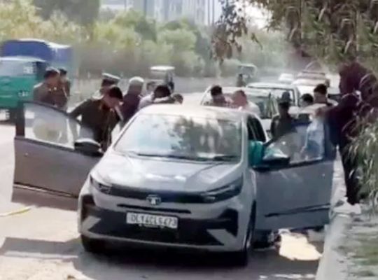 Tragic incident: Bodies of a couple found in a parked car in Noida! A pistol was found in the young man's hand; police are conducting a thorough investigation.