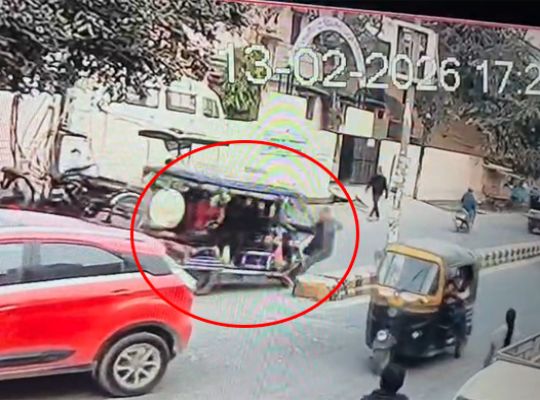 Uttarakhand: A family was devastated in seconds at the Nawabi Road intersection! A man crossing the road in Haldwani was hit by a speeding e-rickshaw and died in the hospital.