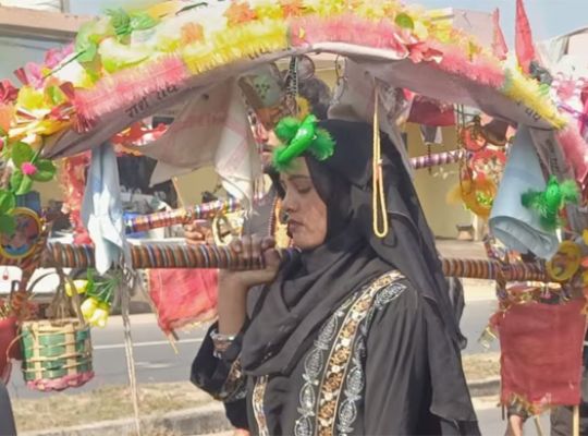 A Ganga-Jamuni image on Mahashivratri: Tamanna Malik of Sambhal arrived in Bijnor wearing a burqa and carrying a Kanwar. She received a grand welcome everywhere, and the atmosphere resounded with cheers.
