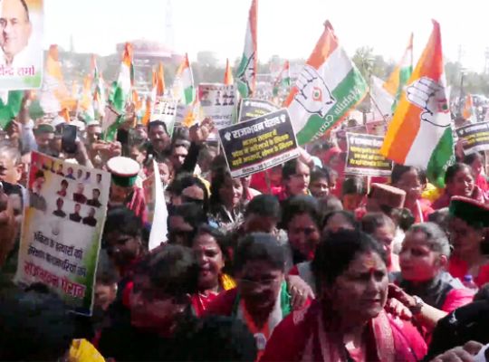  Crowds poured onto the streets of Dehradun! Congress staged a massive protest, sharply criticizing the government.