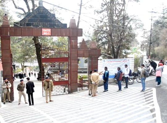 High alert from Nainital to Dehradun: Uttarakhand High Court and Doon District Court receive continuous threat emails! Heavy security forces deployed, entry without ID prohibited.