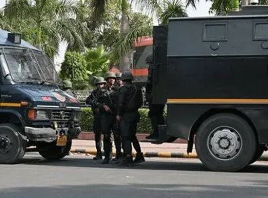 Terrorist threat looms over the capital: Following fears of a Lashkar-e-Taiba attack, the Red Fort and surrounding religious sites are under close surveillance, with suspicious activities under strict surveillance.