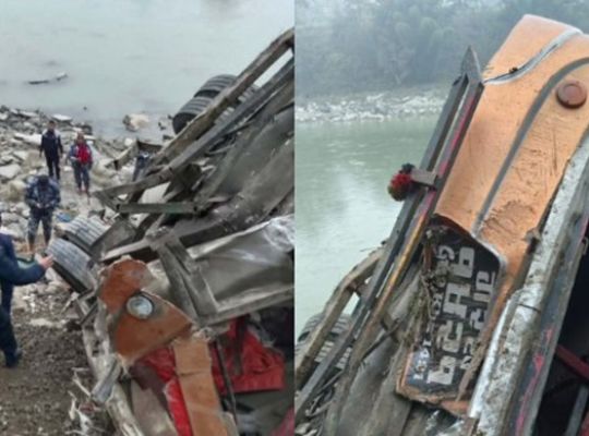 Nepal accident: Bus slides down a 300-meter steep slope and falls onto the Trishuli River! 18 dead, army and police rescue many lives.
