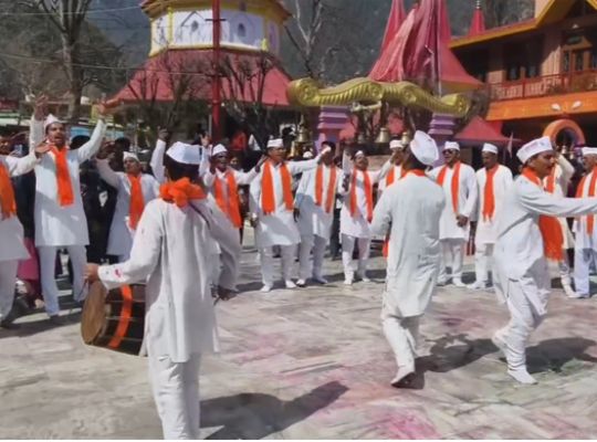  Uttarakhand: A unique burst of color fills the valleys of Kumaon! Khadi Holi resonates from Nainital to Pithoragarh and Almora, a 400-year-old tradition that dates back to the Chand period remains vibrant.
