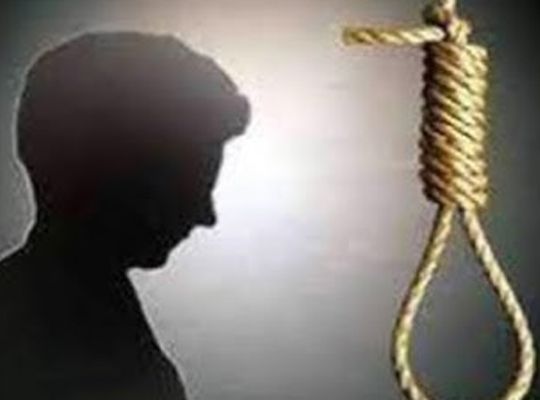A sensation in Nainital's Braeside neighborhood: A young man returning from the market committed suicide at home! Police are investigating, and the family and neighborhood mourn.