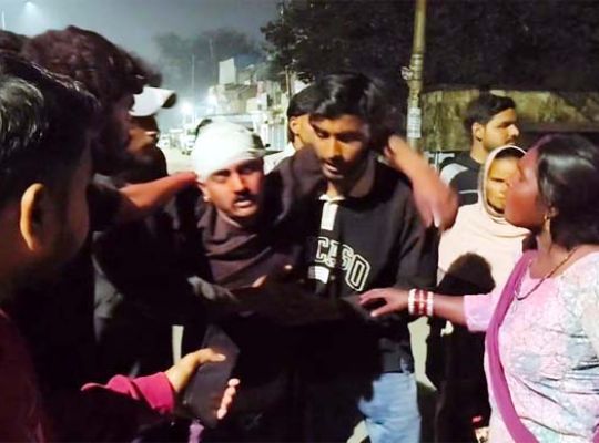 Uttarakhand: A dispute erupted during a Holi celebration! Two groups clashed at the haunted house in Rudrapur, hurling bricks, stones, and sticks, with allegations of firing.