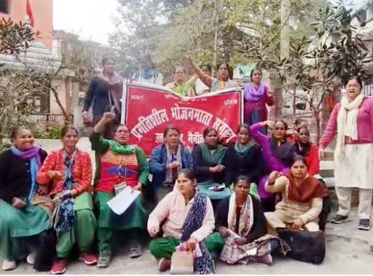 Uttarakhand: Food mothers launched a protest against the government! They staged a sit-in protest at Deen Dayal Park in Nainital, raising serious questions about not receiving their honorarium and bonus on time.