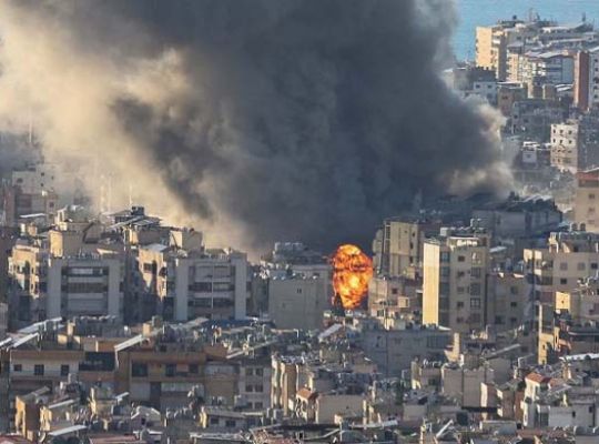 The crisis of war in West Asia escalates: Lebanon faces massive devastation amid Israeli-Iranian tensions! Continuous bombing of Beirut and its southern regions leaves hundreds dead and millions displaced.