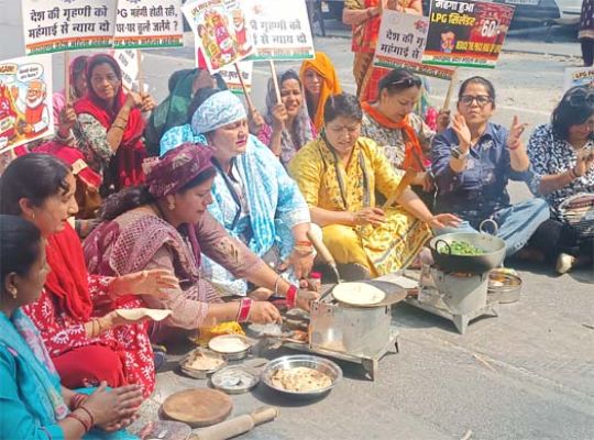 Uttarakhand: A unique demonstration by the Mahila Congress in Dehradun! They lit a stove on the street to cook roti and vegetables, and garlanded a gas cylinder.