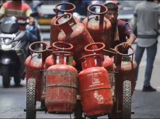 Big Breaking: Iran-Israel tensions exacerbate energy crisis! LPG supplies disrupted after Strait of Hormuz disruptions, with massive crowds of people seeking cylinders in several Indian cities.
