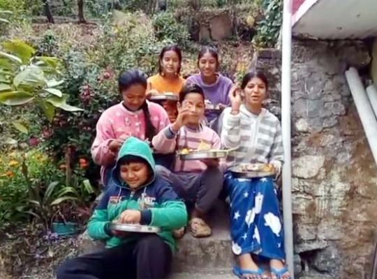  Uttarakhand: A celebration of nature and tradition on Chaitra Sankranti! On the occasion of Phul Dei, children went door to door offering flowers, jaggery, rice, and gifts, while elders offered blessings.