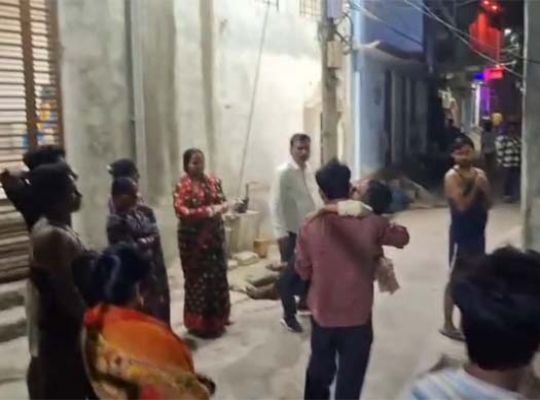 A family dispute in Rudrapur, Uttarakhand, escalated into a violent brawl. Three brothers clashed over the cost of their mother's funeral, using a frying pan and a rolling pin as weapons.