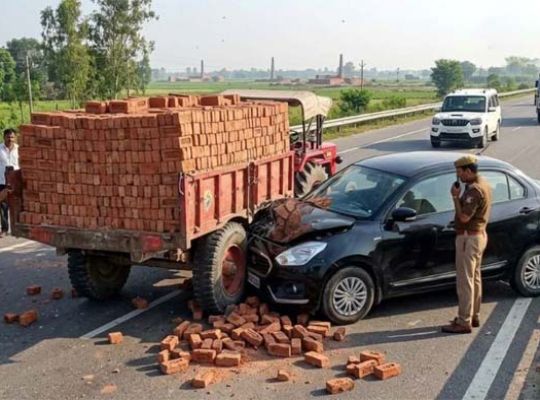 Tragic accident on the highway: A car collided with a tractor-trailer and was completely destroyed! The deaths of four young men from Nainital and Haldwani have left families devastated.