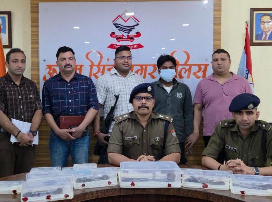 Uttarakhand: Police crack down on an illegal arms network in Udham Singh Nagar district! The Special Operations Group surrounded Bunty Koli and his associate in the Transit Camp area, arresting them after a shootout.
