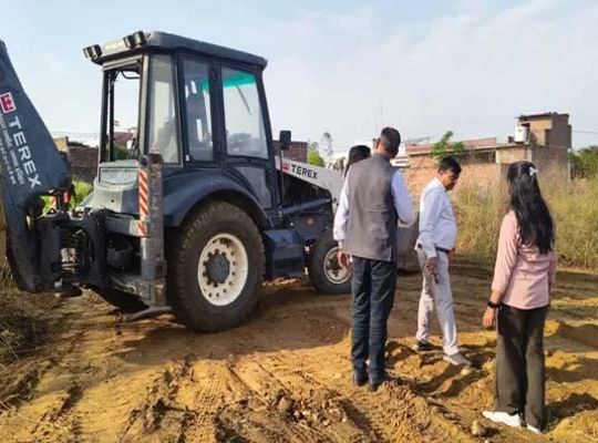 Administration's Bulldozer Action in Roorkee: 7.5 Bighas of Gram Panchayat Land Freed from Encroachment