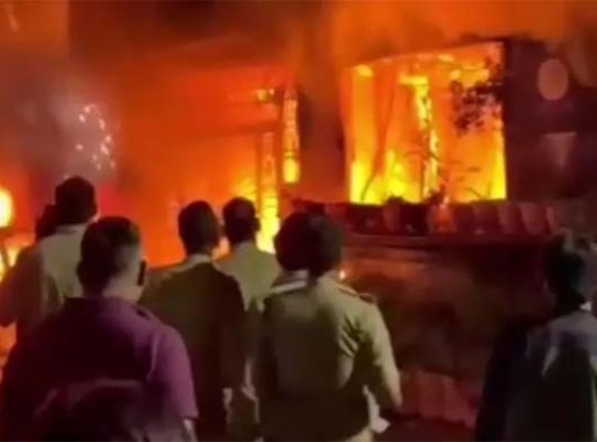 Tragic accident in Indore: Sparks from charging an electric car caused deaths! Fire and gas cylinder explosions engulfed the entire house, claiming eight lives.