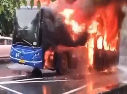 Un autob&uacute;s se incendia en Odisha; 37 pasajeros, entre ellos un diputado del Congreso, resultan ilesos.