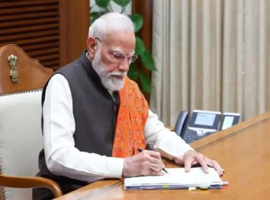 El primer ministro Modi se convierte en el jefe de gobierno que m&aacute;s tiempo ha estado en el cargo en la India, rompiendo el r&eacute;cord de Pawan Kumar Chamling.