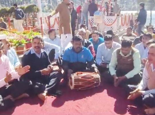 Army Diamond Jubilee Celebrations in Nainital: Bhajans and Kirtans at the Maa Naina Devi Temple! Prasad was also distributed, creating a devotional atmosphere.