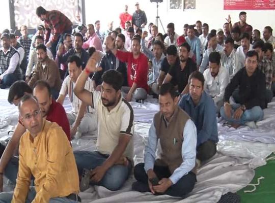 4,000 diploma engineers in Uttarakhand go on strike, raising 27 demands including salary discrepancies.